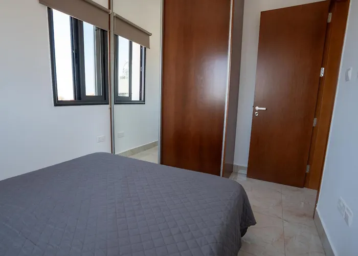 Arma Cielo Iii, 2-bed Cosy Flat *