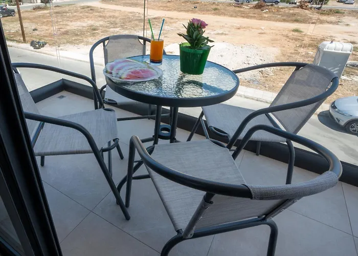 Arma Cielo Iii, 2-bed Cosy Flat * Paphos