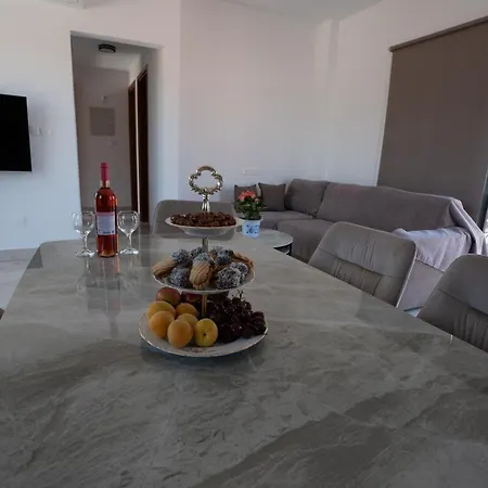 Arma Cielo Iii, 2-bed Cosy Flat Apartment *