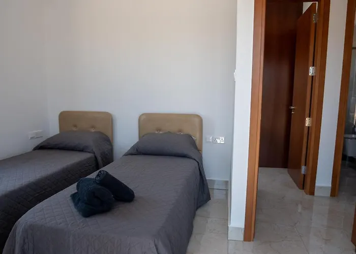 Arma Cielo Iii, 2-bed Cosy Flat アパート