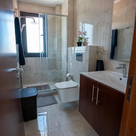 Arma Cielo Iii, 2-bed Cosy Flat Apartment