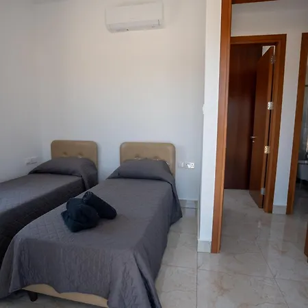 Arma Cielo Iii, 2-bed Cosy Flat Apartment